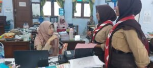 Siswa berkonsultasi tugas di ruang guru