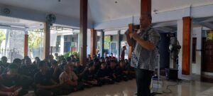Narasumber memberikan sesi speaking