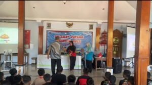 Siswa melakukan tanya jawab dengan narasumber