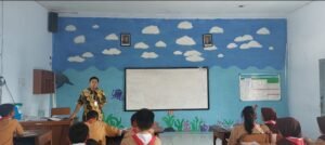 Guru menjelaskan materi